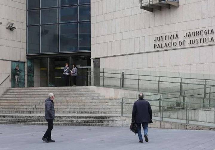 Nueve jóvenes investigados por desórdenes públicos y daños en una concentración en defensa del euskera ante los juzgados de Donostia