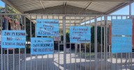 Padres de familia mantienen cerrada primaria en Rosarito hasta que llegue maestro prometido