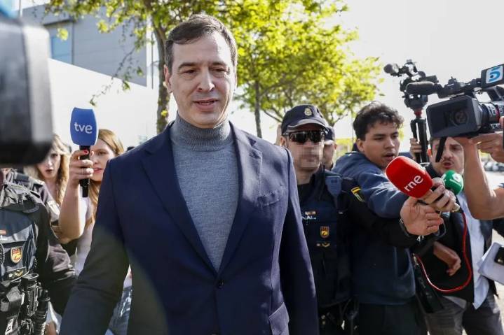 El juicio contra el hermano de Pedro Sánchez y el líder del PSOE extremeño previsto para febrero se aplaza a finales de mayo