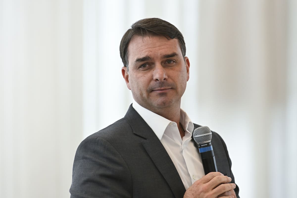 Hijo de Jair Bolsonaro se postulará a la Presidencia de Brasil en 2026