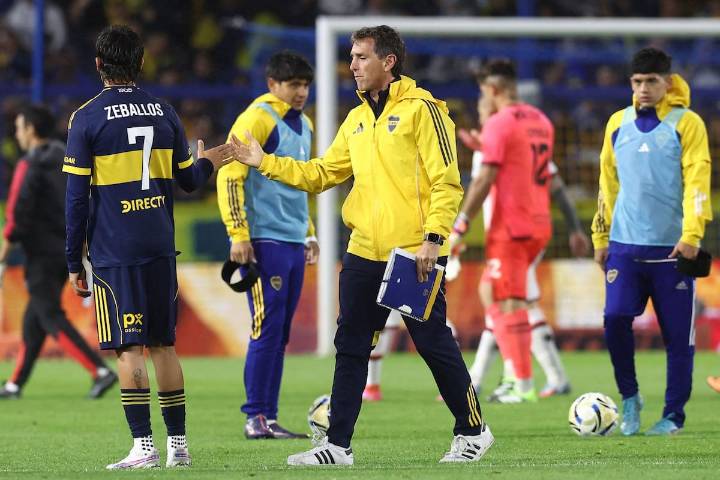 Boca, en pausa. Ubeda superó la primera práctica post eliminación, pero su futuro será definido por Riquelme, que tiene una idea
