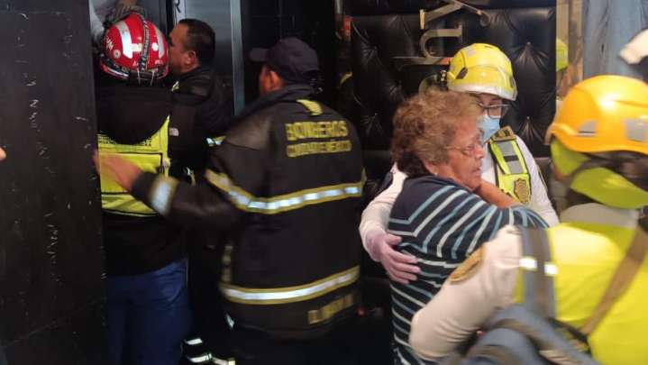 Atrapados en Elevador: Así Rescataron a Más de 10 Personas en Sears de Avenida Juárez, en CDMX