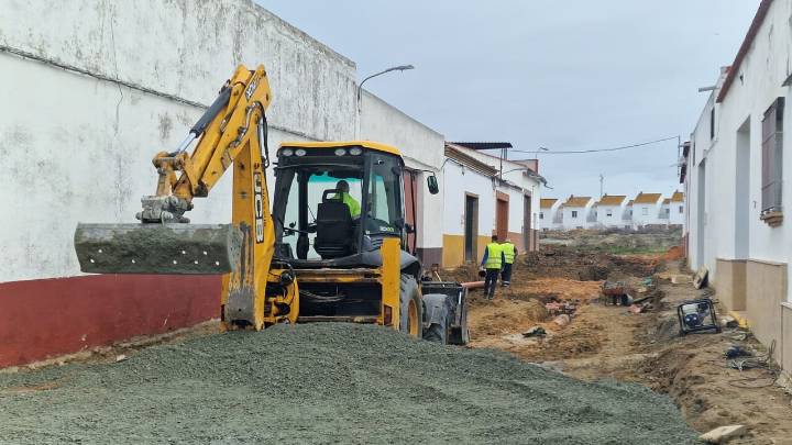 Arrancan las obras en la calle junto a la Plaza de Pedrezuela de La Palma para mejorar saneamiento y suministro