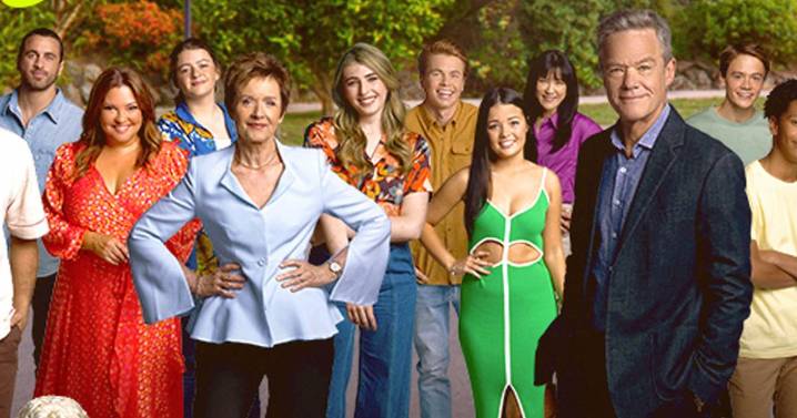 Neighbours finale leaves fans sobbing as soap ends on huge cliffhanger
