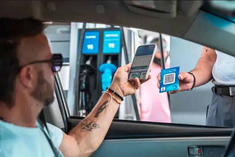 YPF habilitó el pago en dólares en carga de combustibles: ¿cómo funciona?