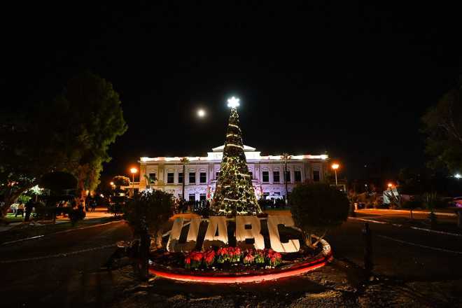 UABC comparte espíritu navideño con 128 niños de casas hogar y enciende árbol de Rectoría