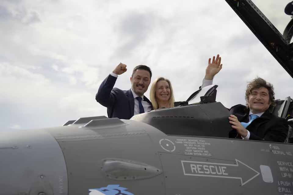 Argentina: Milei ya con sus F-16 de 40 años de uso (+Foto)