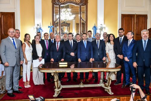 Juan Pablo Valdés tomó juramento a su gabinete completo