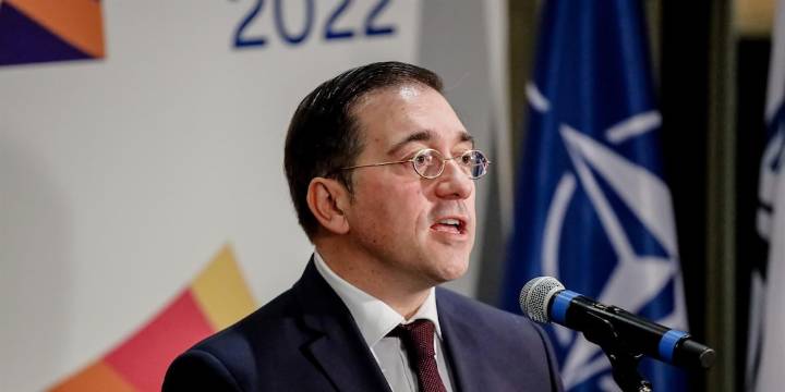Albares defiende una salida pacífica a la crisis en Venezuela ante amenazas de EEUU:"España no va a atizar ningún fuego"