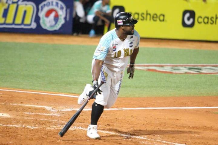 Moisés Gómez llega a 10 jonrones en la temporada y vuelve a hacer historia