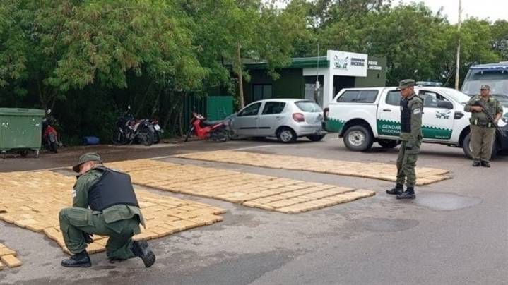 Puente General Belgrano: Gendarmería interceptó un camión con 1.200 kilos de droga