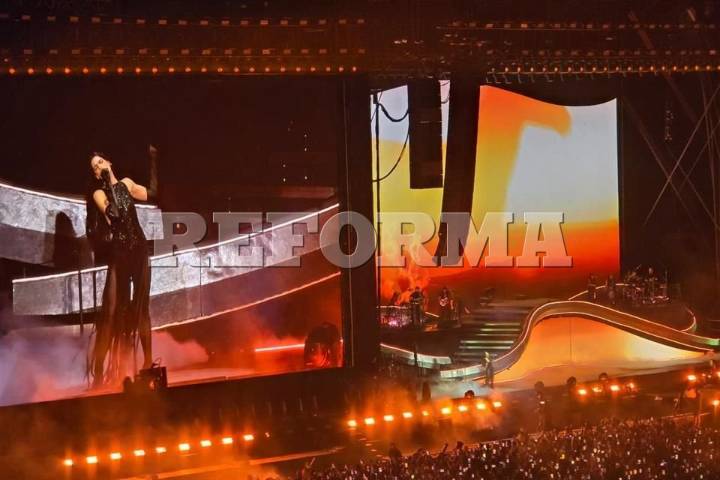 Derrite Dua Lipa a México  con 'Bésame Mucho'