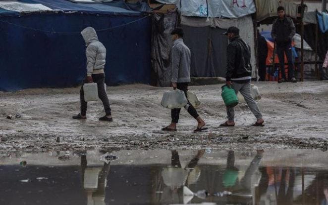 Frío extremo y lluvias torrenciales causan tragedia en Gaza: al menos 13 fallecidos y miles de desplazados en riesgo