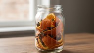 Cáscaras de naranja y clavos de olor: para qué sirve colocarlo en un frasco dentro de la casa