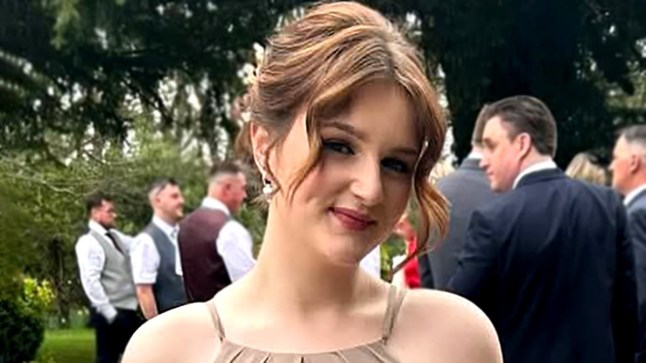 Mum ‘phoned 999 while teenage daughter was being stabbed to death at home’