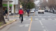 Santa Fe: tres hombres en dos motos atropellaron a un ciclista para robarle y le fracturaron una muñeca