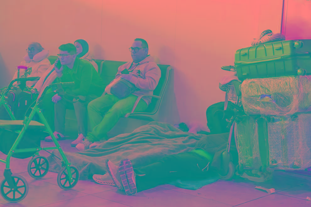 Miles de criollos están varados en aeropuertos por asedio gringo