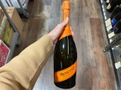 A sommelier recommends 5 of the best sparkling wines under $30 that taste more expensive than they are