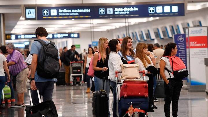 Por el récord de viajes al exterior, se duplicó la salida de dólares por turismo