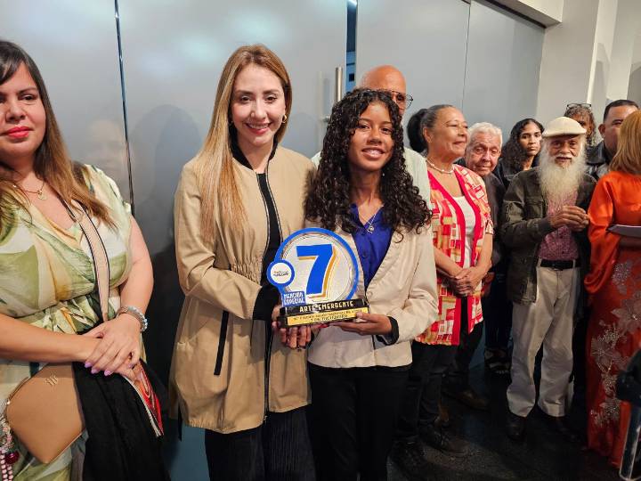 Alumna de la Escuela Artística Niño Simón galardonada en el Salón 7 de diciembre