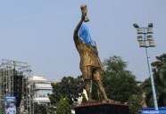 Messi fue homenajeado en India con una monumental escultura de 21 metros de altura