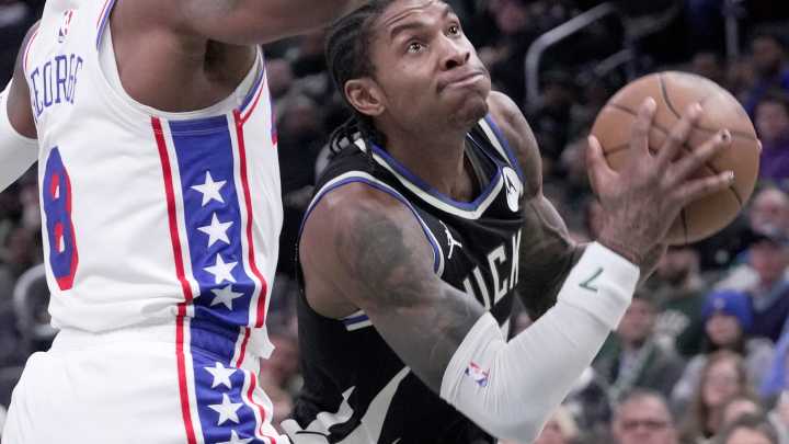 The Bucks are 10-15 and Giannis is hurt: How can they turn it around?