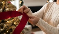 La cinta roja que no puede faltar en tu árbol de Navidad