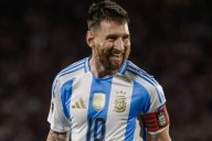 Quiénes son los futbolistas con más títulos de la historia y dónde se encuentra Messi