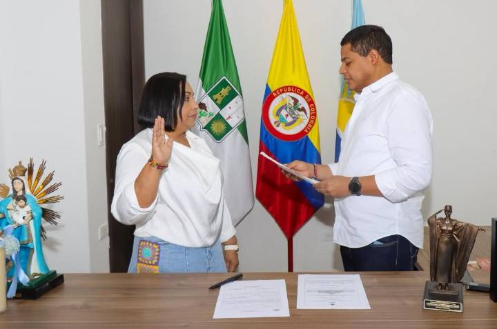 Alcalde posesiona nueva secretaria de Hacienda de Riohacha