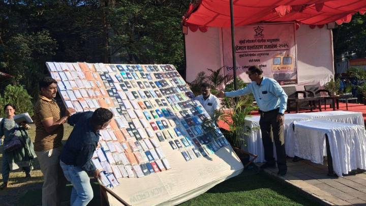 IN PHOTOS: Railway police return 1,018 traced stolen phones to owners