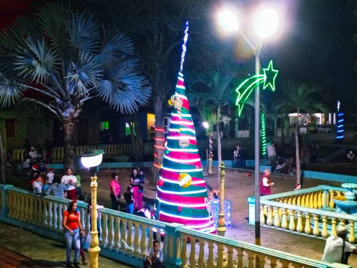 Encendido navideño ilumina el municipio Uracoa