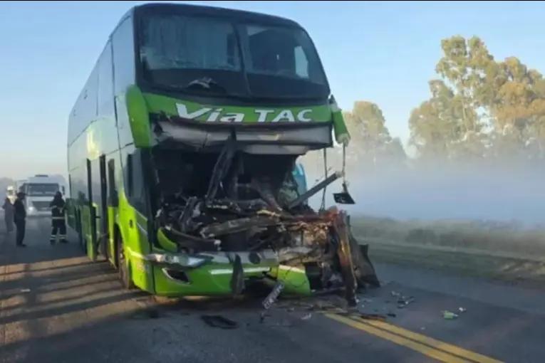 Tragedia en Buenos Aires: murió el chofer de un colectivo tras chocar contra un camión