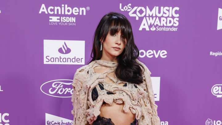 El look moderno (y fácil de replicar) de Aitana en su vuelta a la academia de Operación Triunfo con Amaia