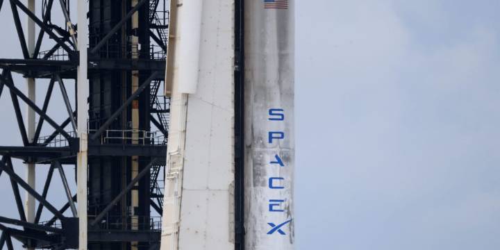 SpaceX sets $800 billion valuation, confirms 2026 IPO plans