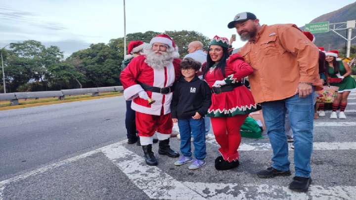 El Santa de la Cota Mil anuncia la llegada de la Navidad a Caracas (+Fotos)