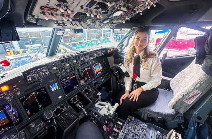 Latina ha pilotado aviones Embraer, Boeing y Airbus en Estados Unidos, ahora trabaja en la aerolínea de sus sueños