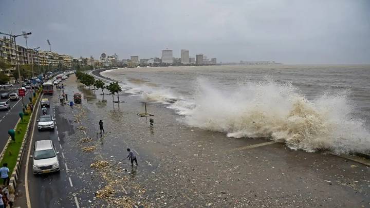 Mumbaikars Be On Alert As 5-Metre High Tide Expected For ‘These’ Three Days; Avoid Going to Beaches