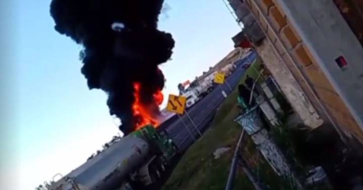 Incendio de pipa con combustible en la autopista México–Tuxpan; cierre total en ambos sentidos