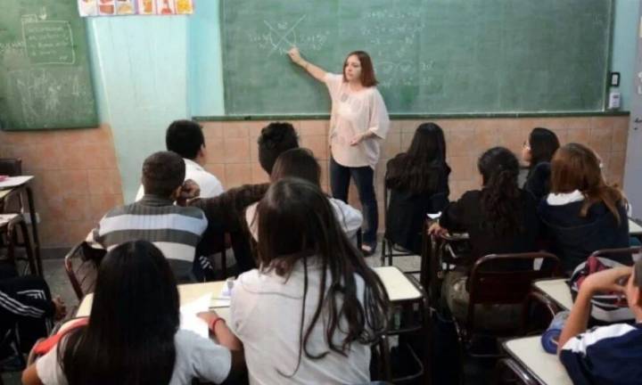 Informe del Conicet: casi tres de cada diez adultos en Bahía no terminaron la secundaria
