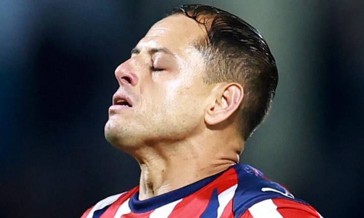 Chicharito queda marcado por el penal fallado en la eliminación de Chivas