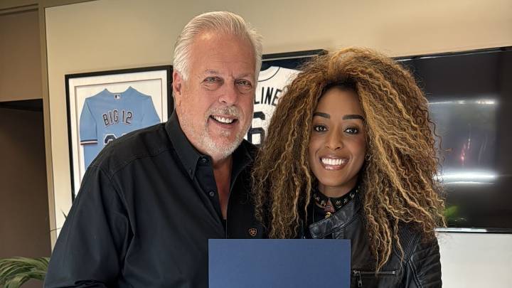 Joven caleña que viajó a EE. UU. recibió reconocimiento de la Alcaldía de Dallas, Texas, por aporte cultural de la Feria de Cali