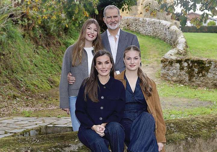 Lo vuelven a hacer: la Familia Real felicita la Navidad con una fotografía tomada en Asturias
