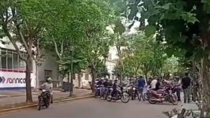 Amigos despidieron al joven haciendo cortes y ruidos con motos frente al velatorio