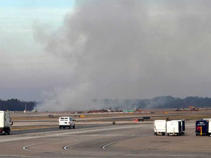 No injuries after engine fails on United flight, sparks brush fire near runway