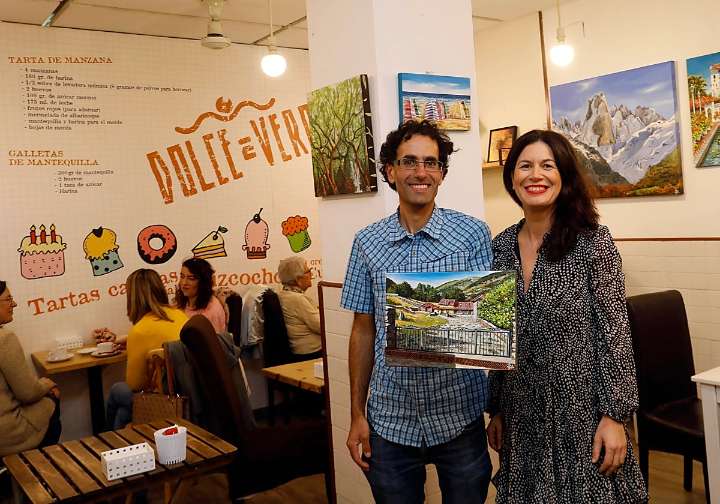 Una cafetería del centro de Gijón convertida en pinacoteca