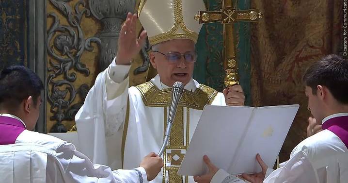 Pope Leo XIV gets into Christmas spirit with prayer for peace at Spanish Steps