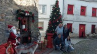Los Amigos del Árbol han convertido el centro de Castropol en un auténtico cuento navideño