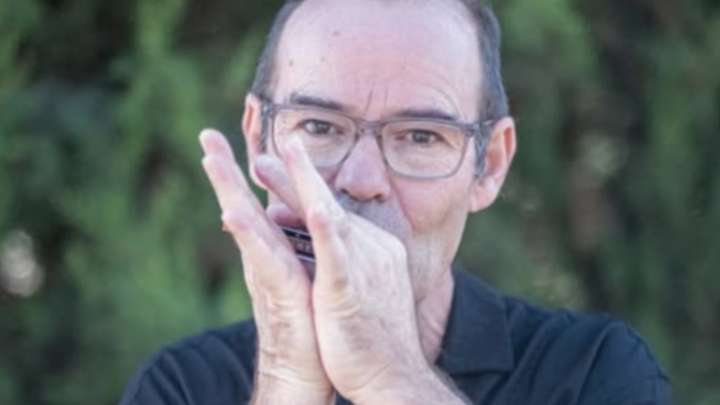 Quim Roca, el músico y doblador catalán que ha conseguido el récord de mantener un acorde con una armónica durante más de media hora