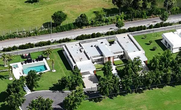 Investigan vínculos entre ex dirigente de AFA y la firma que adquirió la fastuosa mansión que era de Tévez