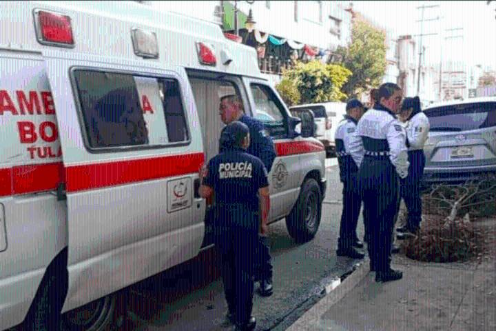 Adulto mayor estrella su auto en Tulancingo, causó daños